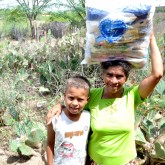 Buíque, PE – Por meio da Campanha Natal Permanente da LBV — Jesus o Pão Nosso de cada dia!, a atendida Maria Inês, de 59 anos, e seu filho Alexandro, de 10 anos, levam para casa uma farta cesta de alimentos e a garantia de um fim de ano mais feliz.