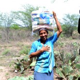 Buíque, PE — A dona Ivanilda Felix Avelino, de 43 anos, tem seis filhos para sustentar e sofre com a seca que atinge o sertão pernambucano. Ao receber a cesta de alimentos da LBV, ficou muito emocionada e agradeceu a todos os colaboradores pela doação. 