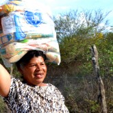 Buíque, PE — Maria Lucinalva da Silva tem quatro filhos e, em meio às dificuldades, afirmou que a ajuda da LBV veio em uma boa hora. Ela saiu carregando sua cesta de alimentos com um sorriso no rosto e com uma certa pressa para chegar em casa e preparar uma boa refeição para sua família.
