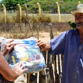 Tupanatinga, PE — Cada cesta tem arroz, feijão, óleo, açúcar, leite em pó, macarrão, farinha de mandioca e de trigo, fubá, goiabada, gelatina, massa para bolo, extrato de tomate e sal. Itens essenciais e básicos para ajudar no sustento da família.
 
