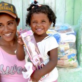 Buíque, PE — Janaina Bezerra Avelino, de 26 anos, e sua filha Janiele, de 2 aninhos, receberam a cesta de alimentos da LBV e levaram para casa a garantia de um Natal mais digno e um fim de ano mais feliz.
