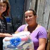 Tupanatinga, PE — Alegria da mãe ao receber a cesta de Natal da LBV. As famílias são atendidas pela Instituição durante todo o ano e agora levam para casa a certeza de um fim de ano mais farto.

 

