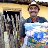 Buíque, PE — A Legião da Boa Vontade, por meio da campanha Natal Permanente da LBV — Jesus, o Pão Nosso de cada dia!, beneficiou centenas de famílias em situação de vulnerabilidade social no sertão pernambucano com a entrega de cestas de alimento. Os atendidos, com um sorriso no rosto, voltaram para seus lares com a esperança de um fim de ano melhor.
