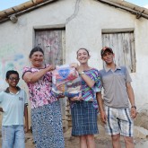 Venturosa, PE —  No povoado de Sítio Grota, a família da senhora Teresa Maria de Oliveira foi benefeciada com a cesta de alimentos. Graças à solidariedade de milhares de amigos, parceiros e colaboradores, a LBV beneficiou centenas de famílias no sertão de Pernambuco com a esperança de um Natal mais digno e feliz!
