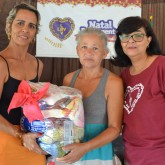 Aracruz, ES — A gerente da unidade de Assistência Social de Aracruz, sra. Nomildes de Oliveira (à esquerda), agradeceu a ajuda prestada pela LBV às famílias de baixa renda do município. 