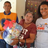 Aracruz, ES — Centenas de famílias acompanhadas pelo Centro de Referência de Assistência Social (Cras) do município foram contempladas pela Campanha de Natal da Legião da Boa Vontade. A primeira parada no roteiro solidário se deu no Centro de Convivência da Terceira Idade, beneficiando famílias de Morobá e Itaputera.
