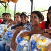 Buíque, PE — Viajando num pau de arara, famílias levam para suas casas a certeza de dias melhores e a garantia de um Natal mais feliz.
