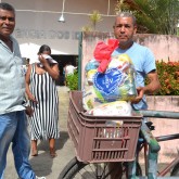 Aracruz, ES — Esses amigos não mediram esforços para buscar suas cestas de alimentos e garantir um Natal mais digno para suas famílias. O sr. Pedro Catarino da Silva, à esquerda na foto, assim se expresou: 