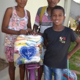 Aracruz, ES — A sra. Mavaléria Alves dos Santos, de 38 anos, tem quatro filhos e recebeu com muita alegria a cesta de alimentos da LBV. 