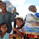 Tupanatinga, PE — No município de Tribuna do Moxotó centena de famílias estão sofrendo com os efeitos da longa estiagem. A falta de chuva prejudica as plantações gerando prejuízo e falta de emprego para os agricultores. A campanha Natal Permanente da LBV, tem ajudado centenas de famílias com uma farta cesta de alimento.
