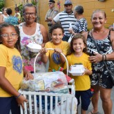 Maceió, AL — Cada cesta tem arroz, feijão, óleo, açúcar, leite em pó, macarrão, farinha de mandioca e de trigo, fubá, goiabada, gelatina, massa para bolo, extrato de tomate e sal. Itens essenciais e básicos para ajudar no sustento da família.
