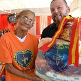 Recife, PE - Na oportunidade, o sr. Cloves José empresário da Usina Bom Jesus, fez questão de estar presente na entrega de cestas.
