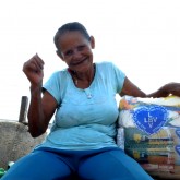 Buíque, PE — A dona Maria das Neves Braz da Silva está feliz desse jeito porque recebeu a cesta de alimentos proveniente da campanha Natal Permanente da LBV — Jesus, o Pão Nosso de cada dia!. Segundo a atendida, o presente chegou em uma boa hora e que aproveitará os itens doados para fazer uma farta ceia de Natal para a família.
