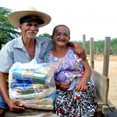 Buíque, PE — O casal Evandra Freitas de Araújo e Manuel Souza Filho vive com uma renda proveniente da agricultura. Os ganhos ficaram ainda mais apertados por conta de um acidente com o sr. Manuel, que perdeu a perna e quebrou a bacia. A receita é dividida entre comida e medicamentos. E graças à sua colaboração, amigo colaborador, essa família levou para casa a certeza de um Natal mais digno e sem fome.
