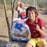 Venturosa, PE — O menino José Eduardo e sua querida vovó Maria Quitéria retornam ao seu lar com alegria estampada no rosto e com a certeza de um Natal digno e muito feliz, graças ao apoio da Campanha Natal Permanente da LBV — Jesus o Pão Nosso de cada dia!.
