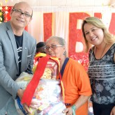 Recife, PE - A solenidade de entrega das cestas contou com a presença de Tereza Marinho, ditetora da Biblioteca Romildo Maia Leite.
