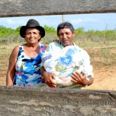 Buíque, PE — O casal Maria Helena Bezzera de Lima e José Dias de Lima tem seis filhos e a família sempre viveu da agricultura. Como bons sertanejos, amam sua terra, mas pouco podem colher dela, já que a estiagem tem castigando o sertão pernambucano. Com a cesta da LBV em mãos, dona Maria Helena agradeceu a todos que colaboraram com a iniciativa tradicional da LBV: 