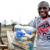 Pedra, PE — O sr. Ivo Caitano Monteiro, de 73 anos, levou para sua casa a certeza de um Natal sem fome e um fim de ano mais feliz! =D
