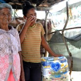 Pedra, PE — Dona Lucidava Leal de Lima e Edite Fagundes de Lima, mãe e filha, foram agraciadas com a cesta de alimentos da LBV. Grata pelo presente, Edite fez um agradecimento emocionado a todos os colaboradores. “Eu não tenho nem palavras para agradecer a Deus e a LBV por esse presente! Agora estou chorando de alegria, depois de ter por muitas vezes chorado de tristeza. Obrigada! Que Deus abençoe a todos que ajudaram nossa família”, disse.

