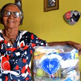 Pedra, PE — A dona Maria Fagundes de Lima, de 92 anos, foi beneficiada pela campanha Natal Permanente da LBV — Jesus, o Pão Nosso de cada dia!. Além da cesta de alimentos, também levou para o seu lar a esperança de um fim de ano mais feliz.
