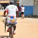 Nossa Senhora da Glória, SE — Cada cesta tem arroz, feijão, óleo, açúcar, leite em pó, macarrão, farinha de mandioca e de trigo, fubá, goiabada, gelatina, massa para bolo, extrato de tomate e sal. Itens essenciais e básicos para ajudar no sustento da família.
