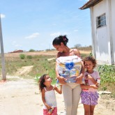 Monte Alegre, SE — Alegria da mãe ao receber a cesta de Natal da LBV. As famílias são atendidas pela Instituição durante todo o ano e agora levam para casa a certeza de um fim de ano mais farto.
