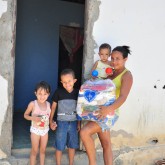 Monte Alegre, SE — Alegria da mãe ao receber a cesta de Natal da LBV. As famílias são atendidas pela Instituição durante todo o ano e agora levam para casa a certeza de um fim de ano mais farto.
