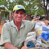 Curaçá, BA — As marcas da exposição ao sol são visíveis no rosto de quem trabalha o dia todo para garantir o sustento da família, e, apesar disso, o alimento ainda falta na mesa desse povo batalhador. Mas a LBV está sempre onde o povo precisa e foi levar mais alegria para a região do Vale do São Francisco, na Bahia, entregando as cestas de alimentos da Campanha Natal Permanente!.
