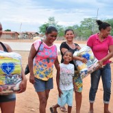 Curaçá, BA — A garantia de levar o alimento para casa e ter uma mesa farta para a família proprociona alegria para aquelas pessoas que muitas vezes não sabem o que fazer para comer. Quando a LBV chega nas comunidades, levando as cestas de alimentos, todos sorriem e fazem uma festa, pois sabem que terão o comer nos próximos dias.
