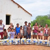 Curaçá, BA — Na aldeia Indígena Atikum Bahia as famílias se reuniram para receber as cestas e a certeza de um Natal mais digno e feliz.
