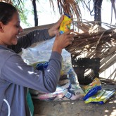 Sobradinho, BA  — Ao ver o que tinha na cesta de alimentos, Cleite abriu um sorriso de esperança, pois naquele momento a refeição estava garantida na mesa da família.
