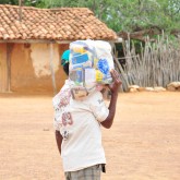 Sobradinho, BA — A sua ajuda chegou em lugares onde não chovia há anos e por causa disso as pessoas ficam impossibilitadas de trabalhar, já que precisam da chuva para plantar, sem trabalho não tem como ter recursos para pôr o alimento na mesa e as dificuldades são imensas para esse povo. Ao levar as cestas de alimentos, a LBV está levando mais esperança, alegria e amor para esse povo sofrido do sertão. O resultado é a satisfação e a gratidão de quem é benefiado pela ação solidária da Instituição.
