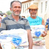 Sobradinho, BA — Famílias que vivem em situação de vulnerabilidade social recebem cestas de alimentos da campanha Natal Permanente da LBV — Jesus, o Pão Nosso de cada dia!.
