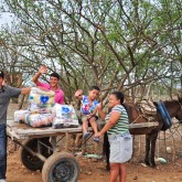 Juazeiro, BA — O sorriso dessa família é a forma mais singela de agradecimento. Para muitos que estavam sem comer há alguns dias, esta cesta de alimentos é a promessa de dias mais fartos.
