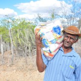 Uauá, BA — A satisfação em levar a cesta de alimentos e a certeza de um fim de ano mais digno é facilmente constatada no semblante dos atendidos da LBV.

 
