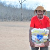 Uauá, BA — Famílias que vivem em situação de vulnerabilidade social recebem cestas de alimentos da campanha Natal Permanente da LBV — Jesus, o Pão Nosso de cada dia!.
