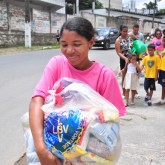 Itabuna, BA — A importância de receber a cesta de alimentos é expressa no sorriso de cada pessoa beneficiada pela campanha.
