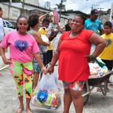 Itabuna, BA — Os sorrisos estampados no rosto revela a felicidade proporcionada pela LBV durante a entrega das cestas de alimentos da campanha de Natal da Instituição.
