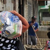 Itabuna, BA — Cada cesta tem arroz, feijão, óleo, açúcar, leite em pó, macarrão, farinha de mandioca e de trigo, fubá, goiabada, gelatina, massa para bolo, extrato de tomate e sal. Itens essenciais e básicos para ajudar no sustento da família.
