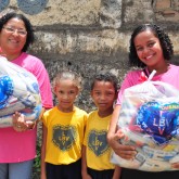 Itabuna, BA — Famílias em situação de vulnerabilidade social, que já são atendidas pela Legião da Boa Vontade ao longo do ano, levam para seus lares a certeza de mesa farta no fim de ano: cestas de alimentos da campanha de Natal da LBV.
