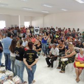 Itapeva, SP — Vista parcial do público, que aguardava, com alegria, o início da entrega das cestas de alimentos da Campanha de Natal da LBV.
