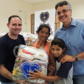 Itapeva, SP — O secretário municipal do Desenvolvimento Social, sr. Luciano de Oliveira (D), prestigiou o evento e ajudou a entregar as cestas, ao lado do representante da LBV na região, Sérgio Serrano.
