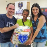 Itapeva, SP — As famílias de Itapeva, no Vale do Ribeira, foram beneficiadas pela ação solidária da LBV. O evento foi prestigiado por diversos Amigos da Boa Vontade e autoridades locais, como a sra. Lys Helena Lamera, gestora de Proteção Social Básica da Prefeitura (D).
