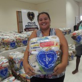 Itapeva, SP — As famílias atendidas pela LBV saíram super felizes com as cestas de alimento nas mãos.
