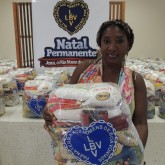 Itapeva, SP — O povo ajuda, a LBV faz! Essas palavras resumem, com justiça, o evento de entrega das cestas de alimentos da campanha Natal Permanente da LBV — Jesus, o Pão Nosso de cada dia!, na cidade. A foto registra bem a alegria das famílias que receberam, graças à sua doação, a certeza de um Natal mais digno e mais feliz.
