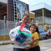 Fortaleza, CE — A dona Edna Maria e a filha Rutiela, atendidas pelos programas Vivência Solidária e Criança: Futuro no Presente!, respectivamente, deixaram seus agradecimentos à Entidade. “Perfeito estar aqui fazendo parte da LBV. Tanto a minha filha e eu, como mãe, evoluímos muito