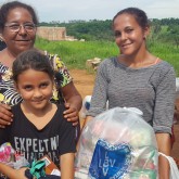 Aparecida de Goiânia, GO — Famílias em situação de vulnerabilidade social recebem as cestas de alimentos entregue pela LBV e voltam para seus lares com a certeza de uma mesa farta e de um Natal mais feliz. :)
