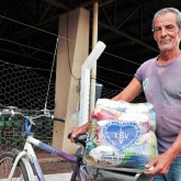 Rio Verde, GO — Seja de bicicleta, apoiada na cabeça ou no carrinho de mão, diversas famílias carregaram para casa a cesta de alimentos da LBV que é a certeza da boa refeição para seus entes queridos.