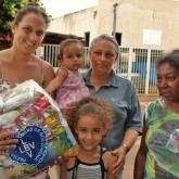 Rio Verde, GO — Com o sorriso no rosto, família agradece o presente da LBV!