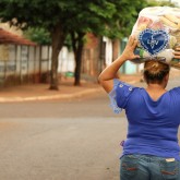 Rio Verde, GO — Seja de bicicleta, apoiada na cabeça ou no carrinho de mão, diversas famílias carregaram para casa a cesta de alimentos da LBV que é a certeza da boa refeição para seus entes queridos.